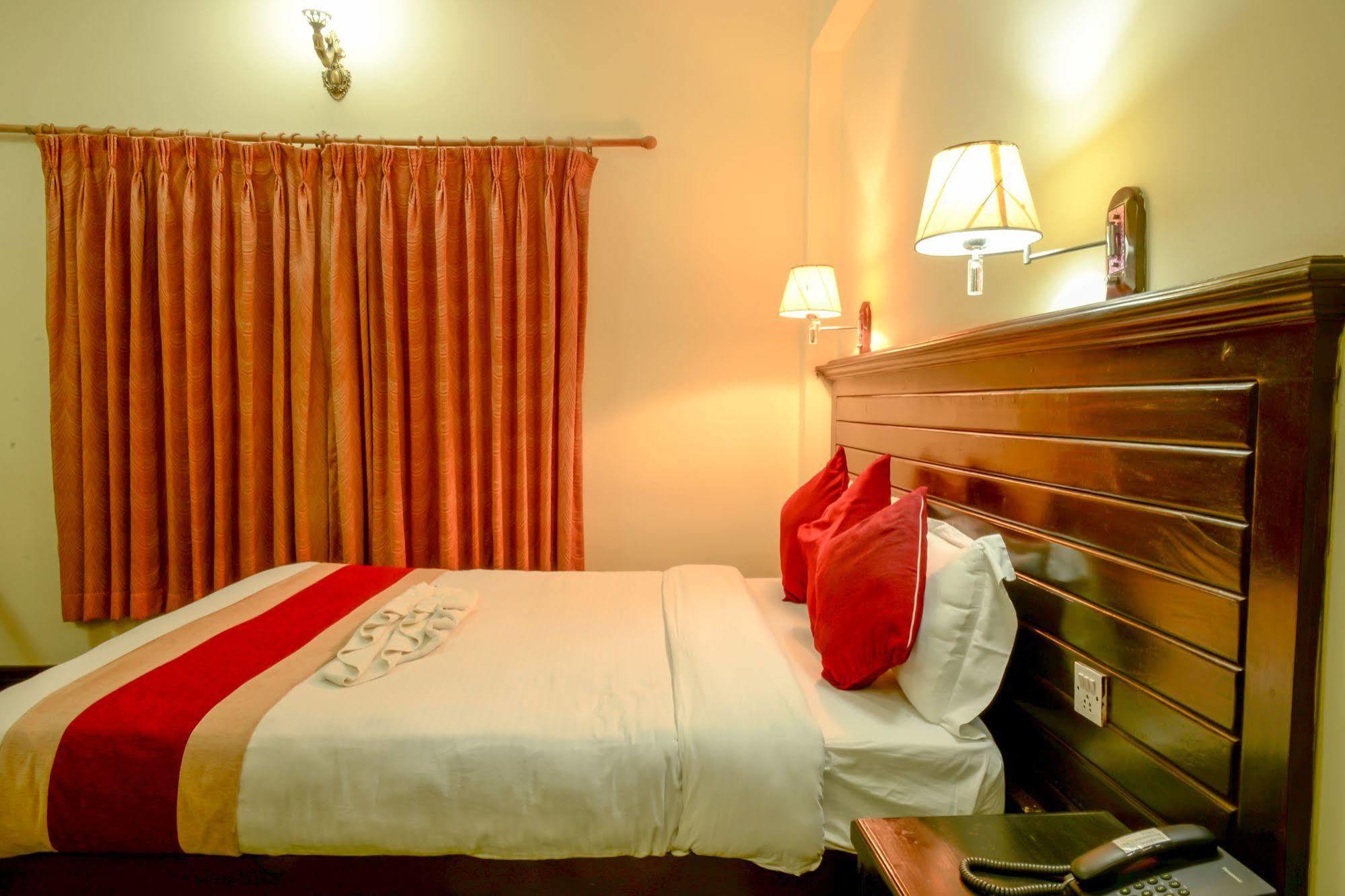 Hotel Lake Star โพคารา ภายนอก รูปภาพ