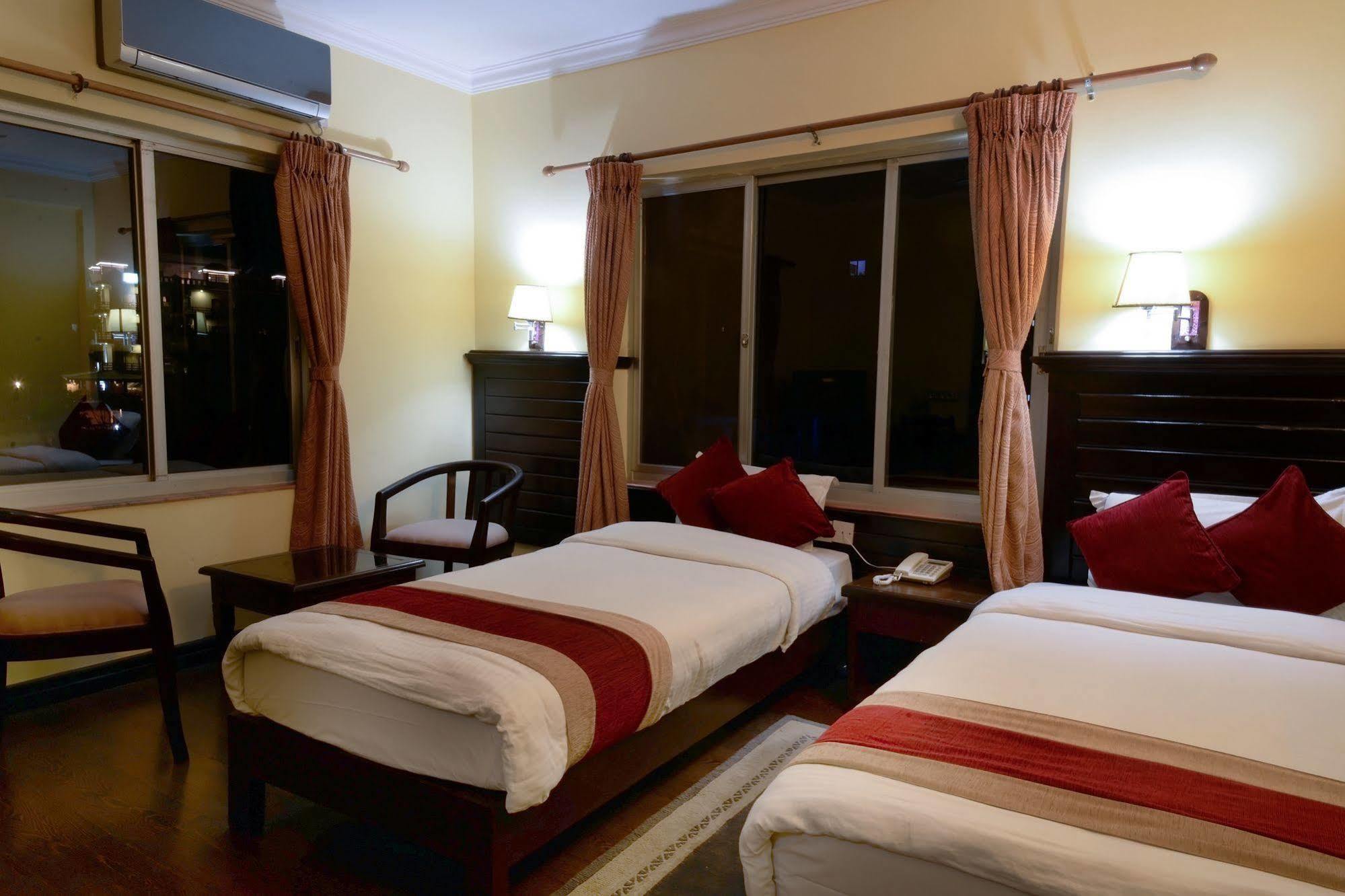 Hotel Lake Star โพคารา ภายนอก รูปภาพ