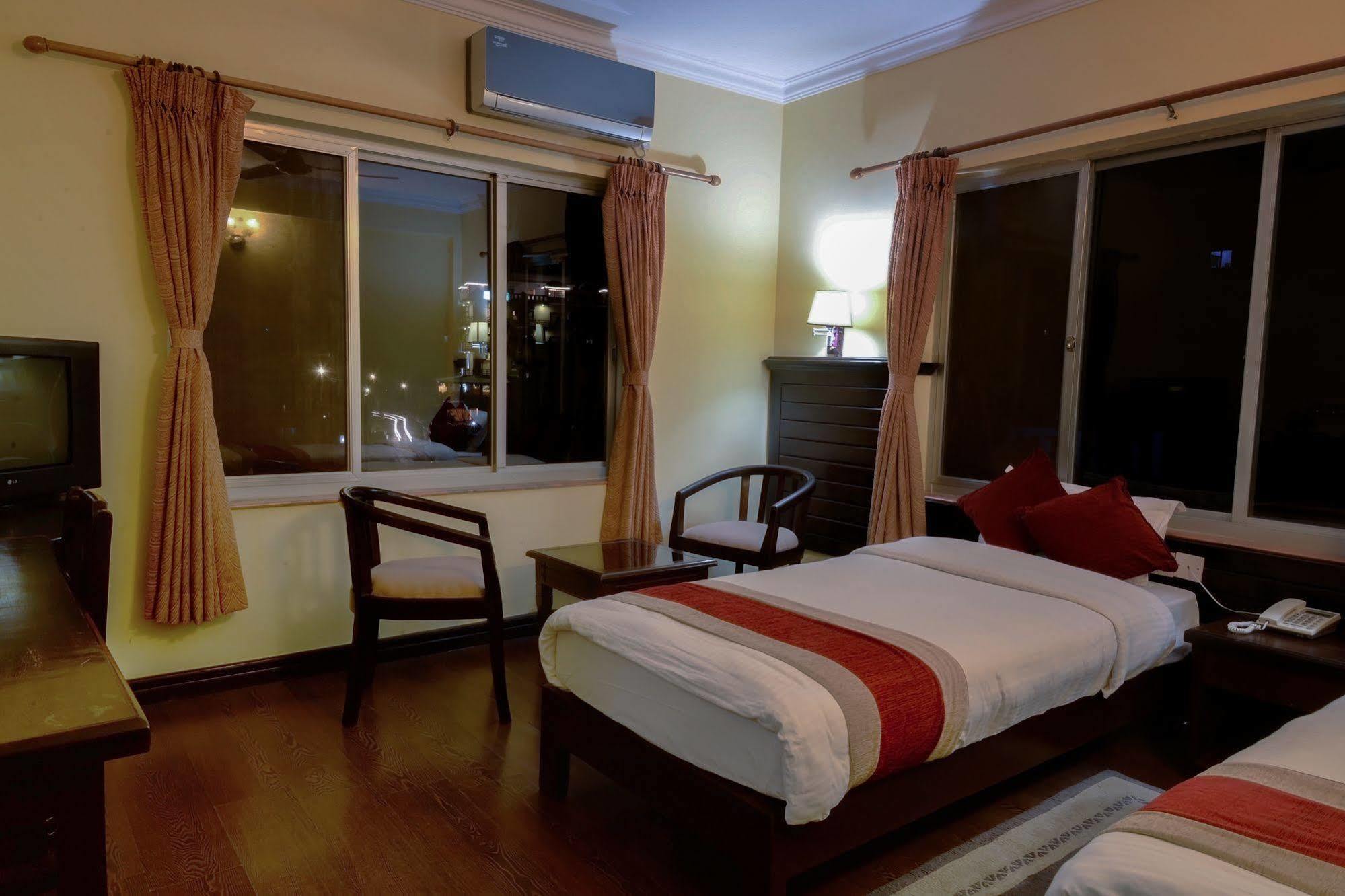 Hotel Lake Star โพคารา ภายนอก รูปภาพ