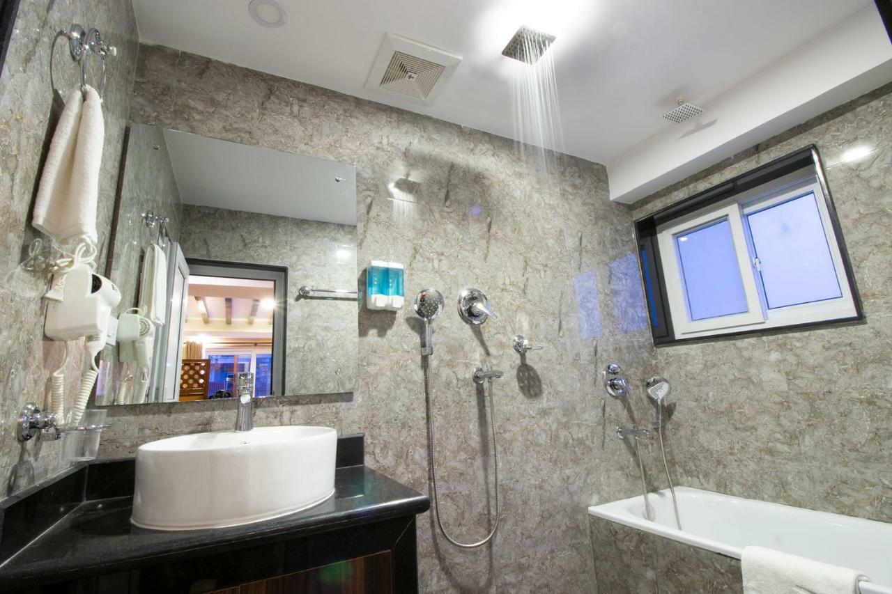 Hotel Lake Star โพคารา ภายนอก รูปภาพ